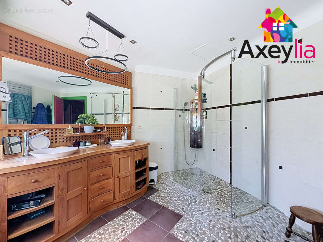A vendre - commelle-vernay - maison à toit de chaume et semi-enterrée avec quatre chambres, terrain et piscine - photo 14