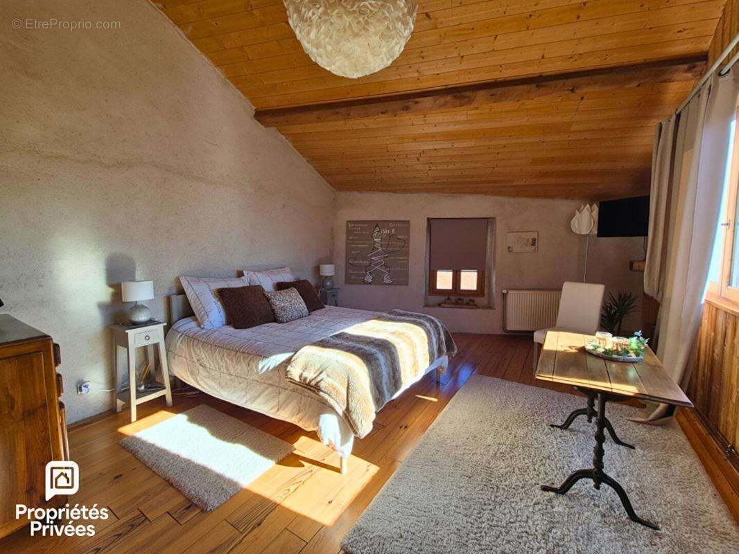 Maison à COLLONGES