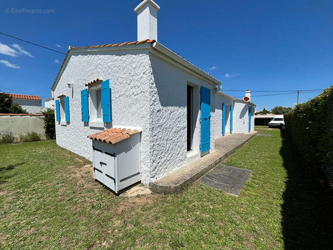 Saint-Pierre - À deux pas du port : maison avec studio indépendant sur 862 m² de terrain - photo 4