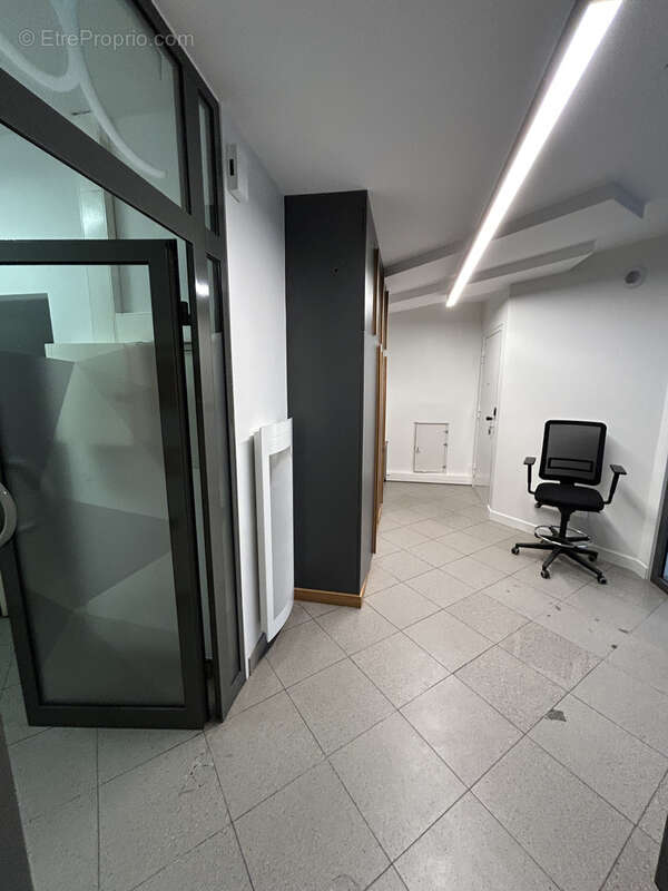 Lacrouzette idéal investisseur batiment de 80 m2 avec jardin et parking - photo 4