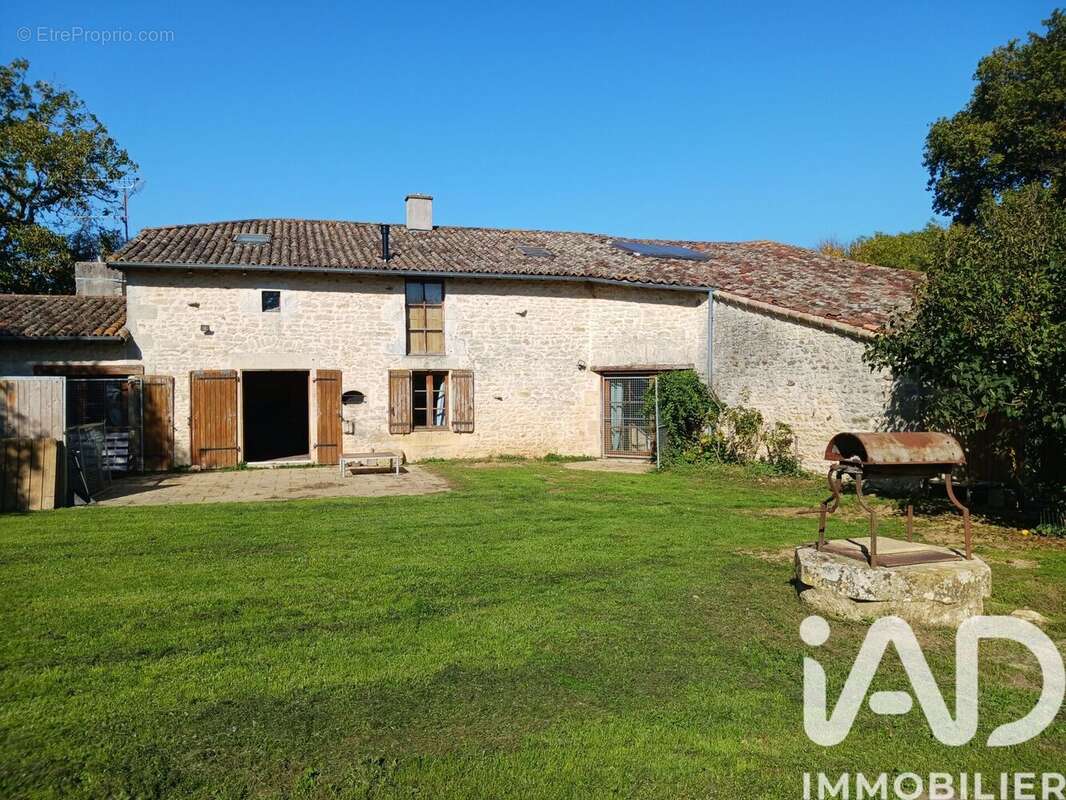 Maison 190 m² à Champagne-Saint-Hilaire  - photo 6