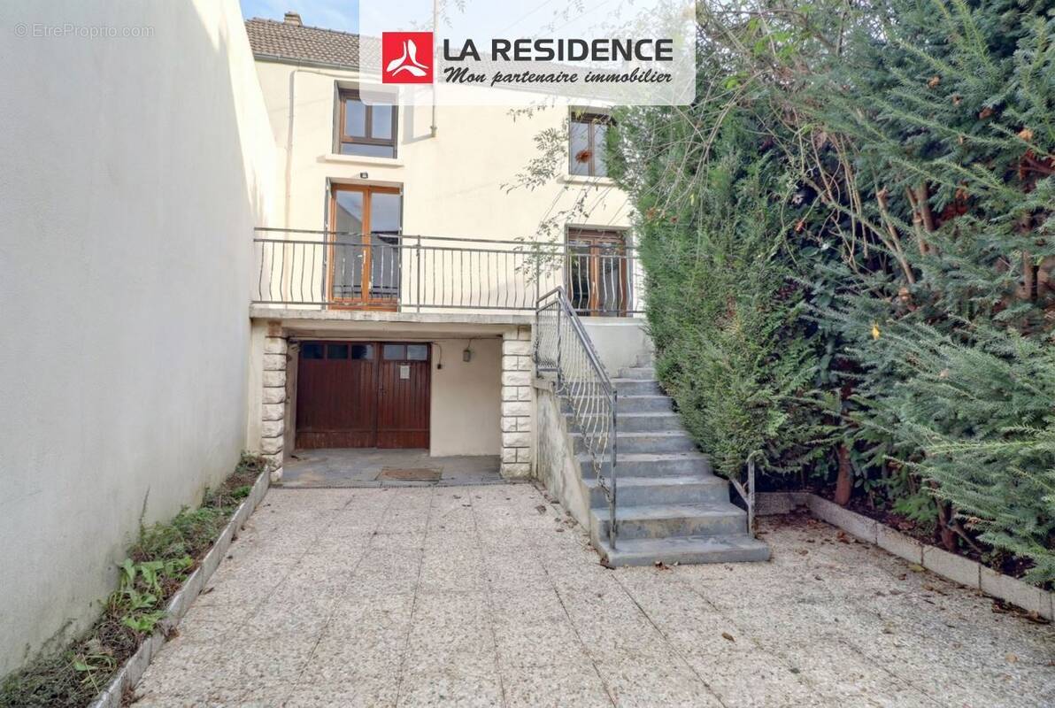 Maison à MAURECOURT