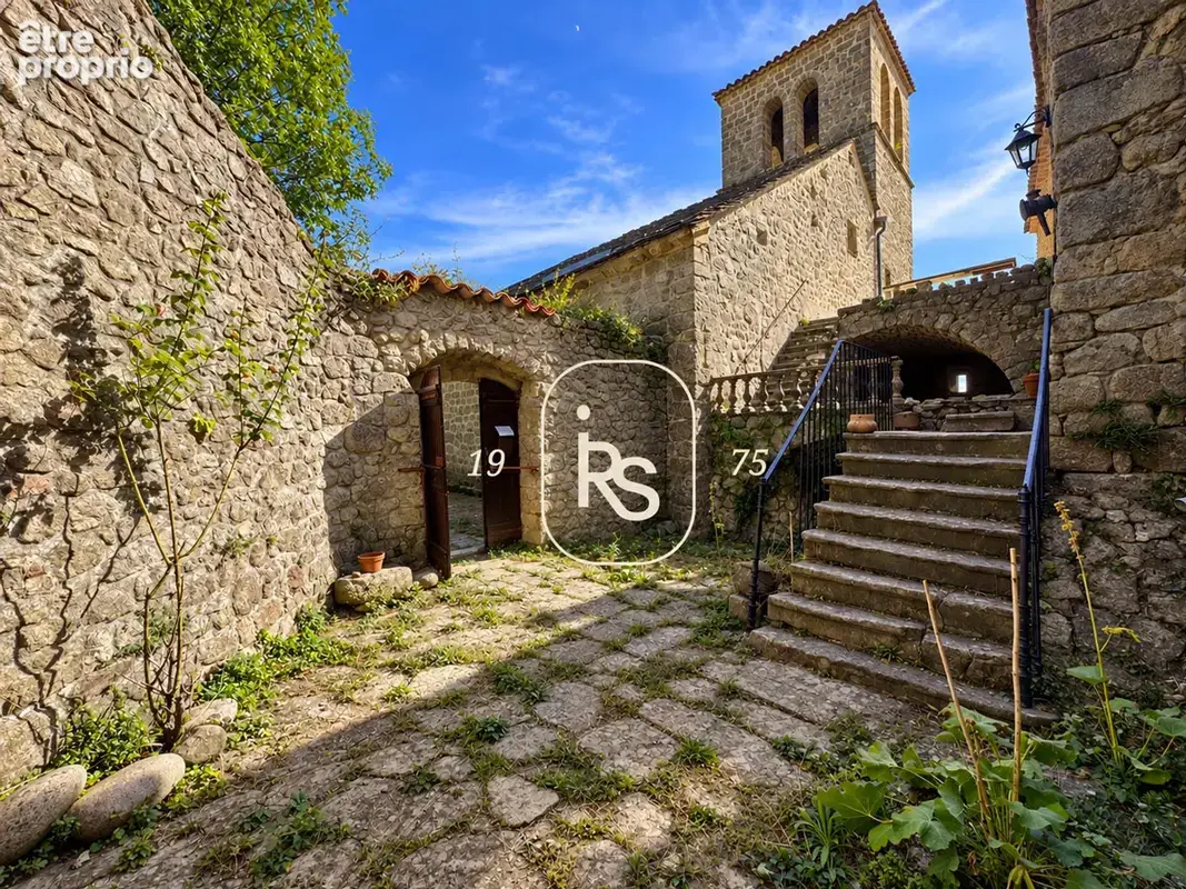 Ancien presbytère du XIIème siècle de 167 m2 avec cour, jardin et vue sur les montagnes - photo 3
