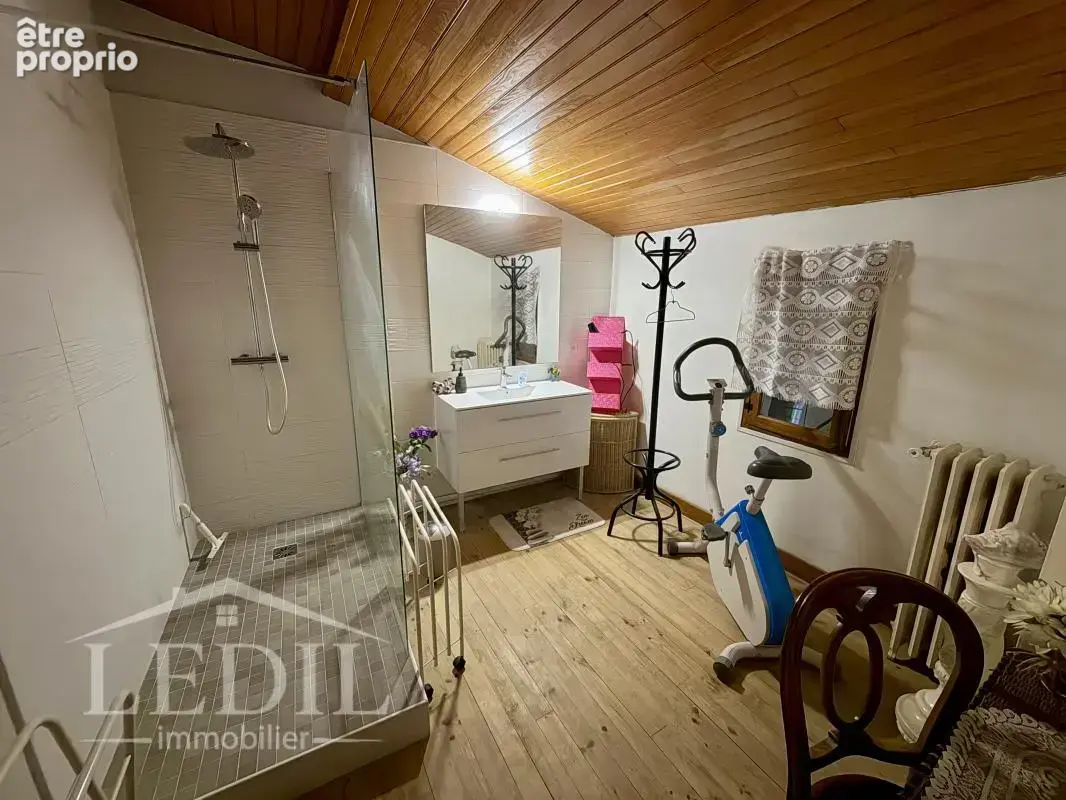 Grande maison de village avec vue, terrain et dépendances - photo 7