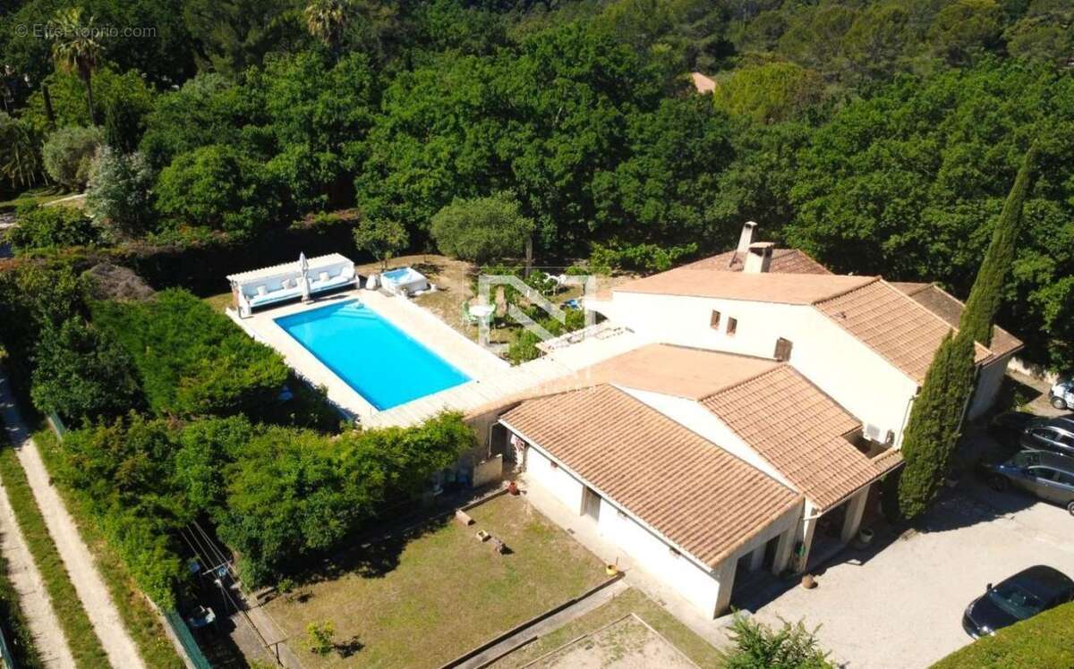 Maison à BAGNOLS-EN-FORET