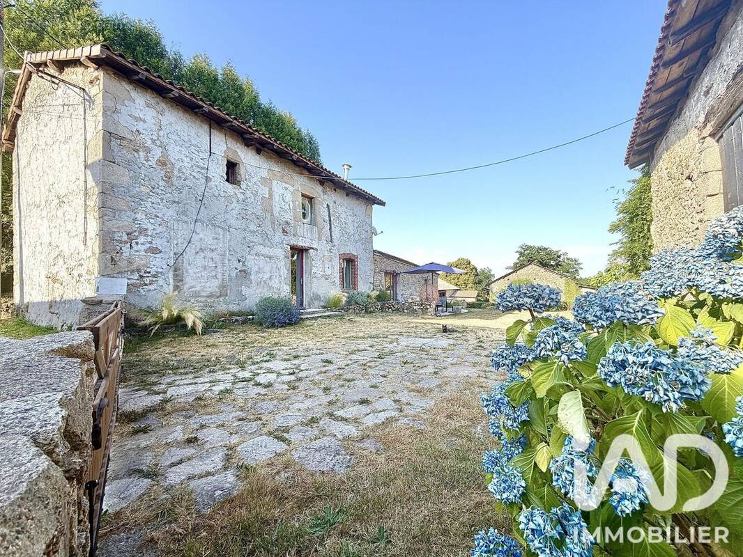 Photo 1 - Maison à SAINT-LEONARD-DE-NOBLAT