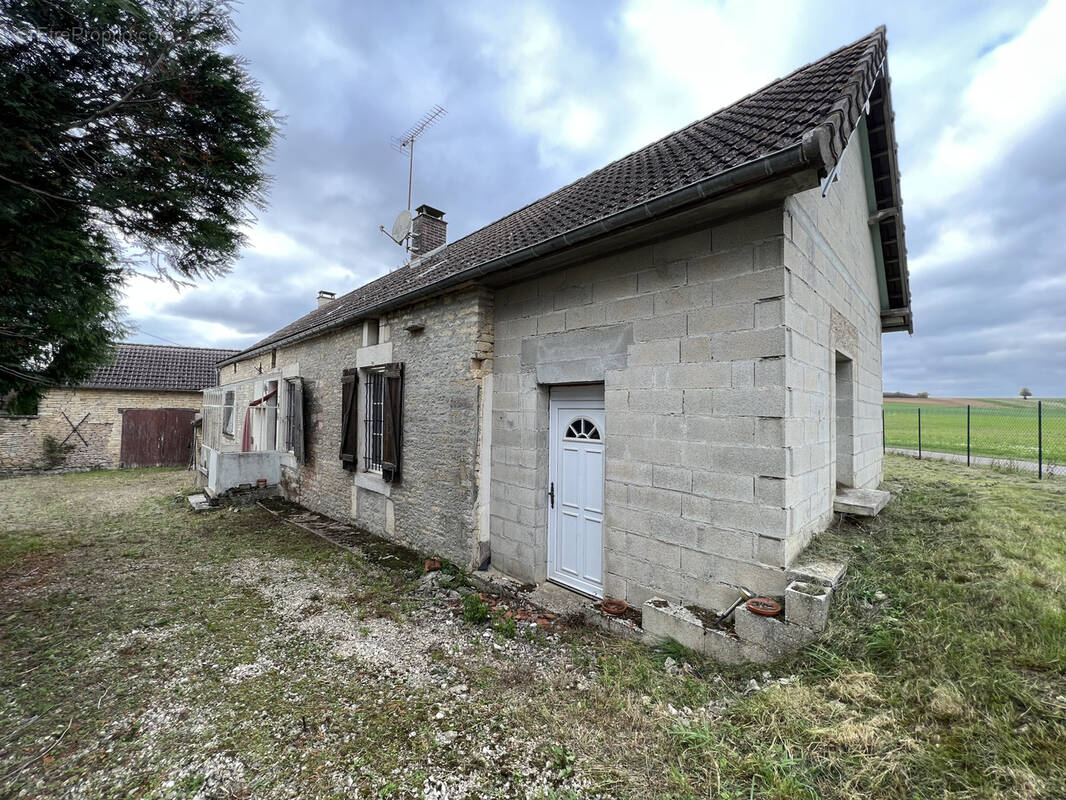 Maison à ARTHONNAY