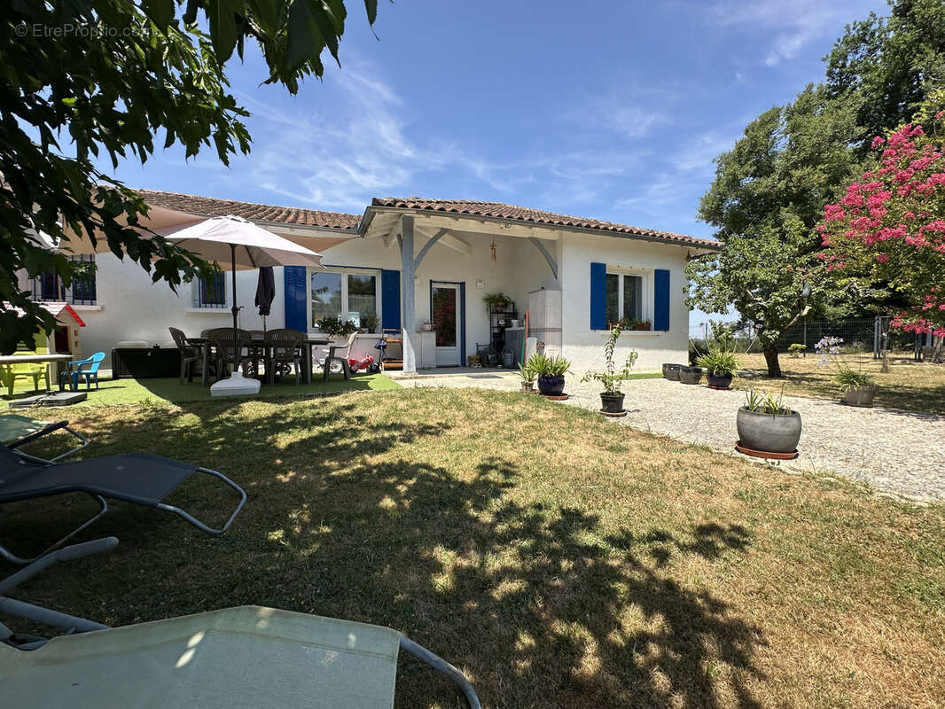 Ensemble immobilier rénové comprenant une maison principale et un gîte avec piscine - photo 2