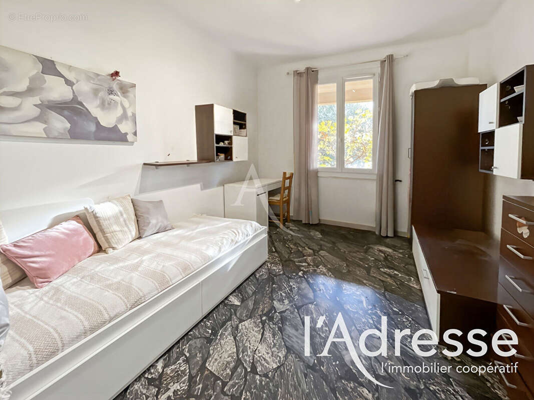 Appartement à CEYRESTE