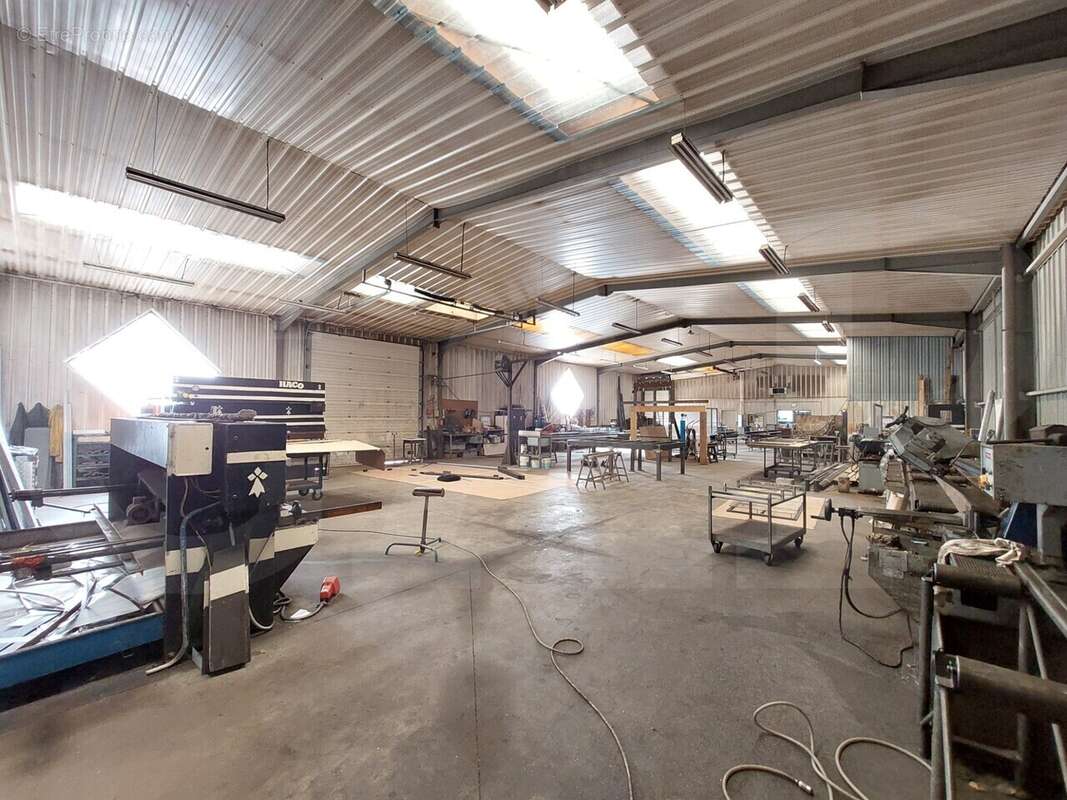 1595 m² à Hennebont  - photo 2