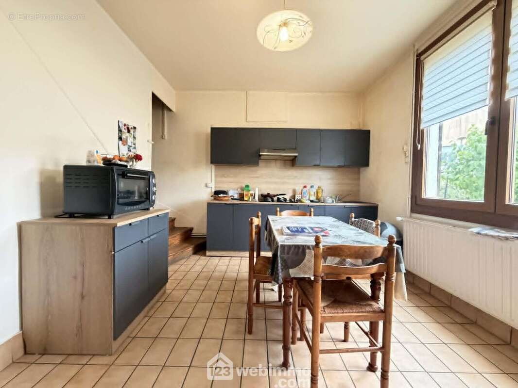 A ses cotés, la cuisine équipée de 14 m² - Maison à LAON