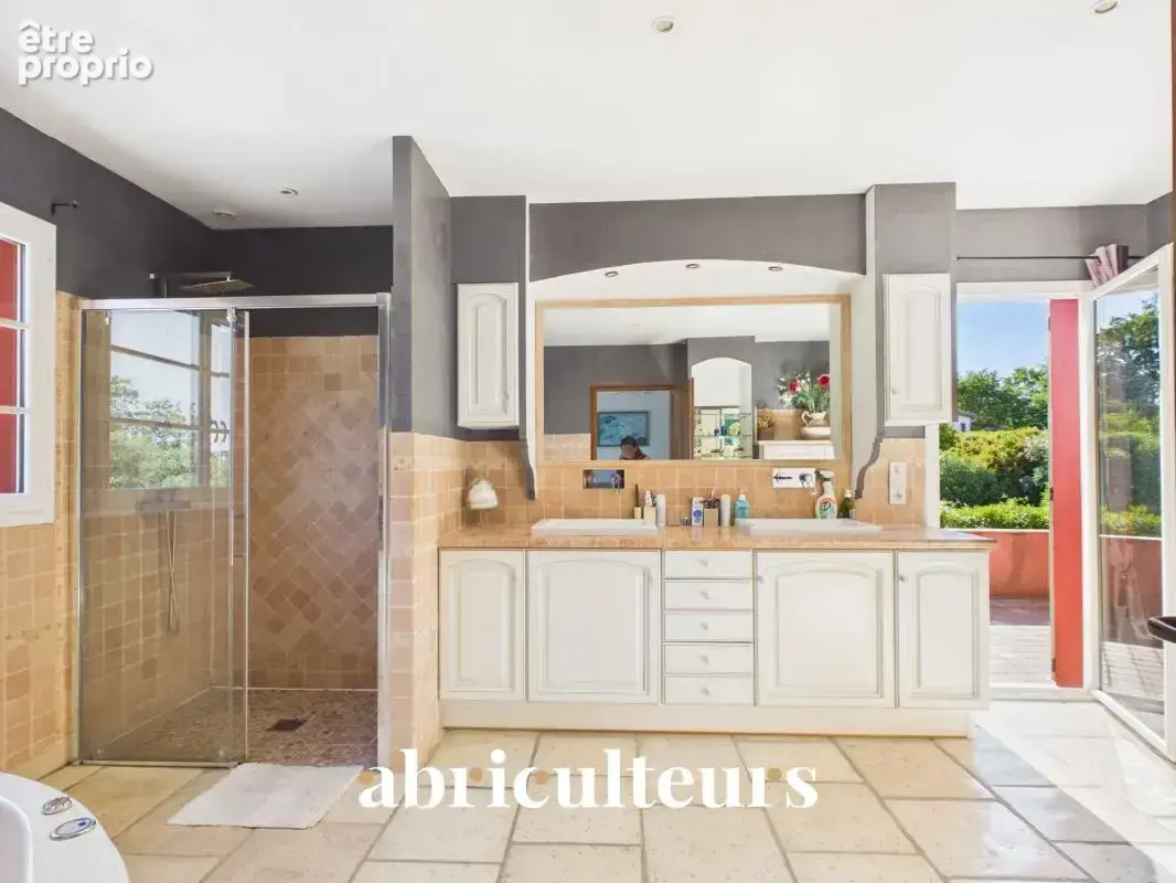 Élégante villa familiale de 250 m² en vente sur Montauroux (83440) - photo 15