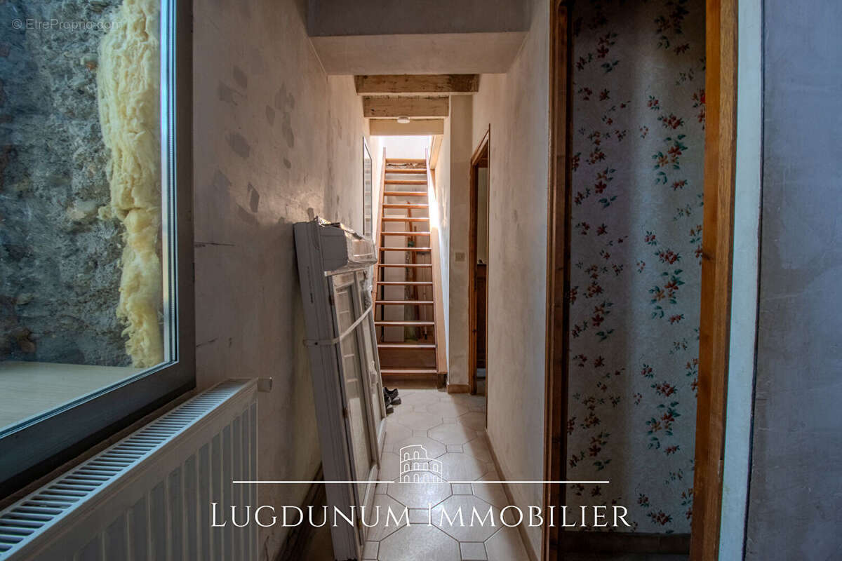 Maison Pont De Cheruy 6 pièce(s) 104 m2 + Jardin + Dépendance - photo 8