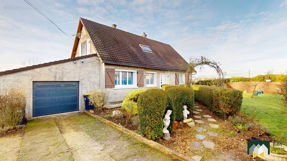 Façade  - Maison à UMPEAU