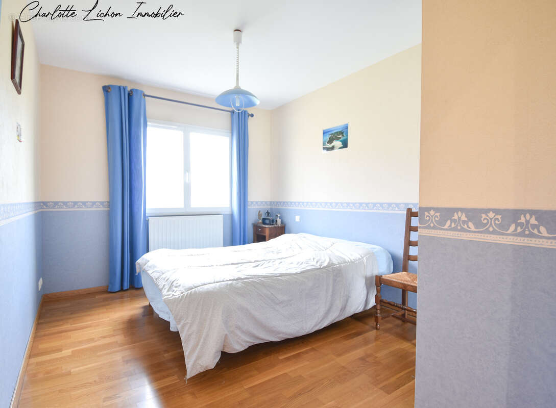 Maison à CREUZIER-LE-VIEUX