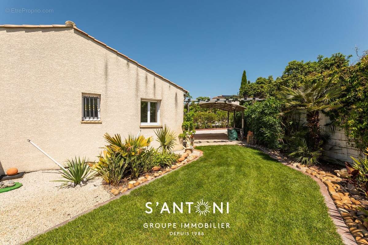 MEZE - Maison de plain pied sur un grand terrain avec piscine - photo 4