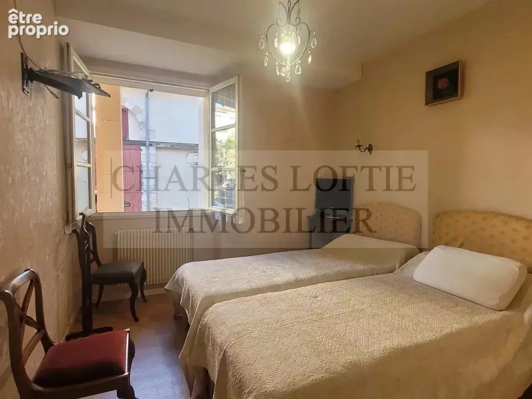 Immeuble de 3 logements, dépendances et jardin à Cahors. - photo 10