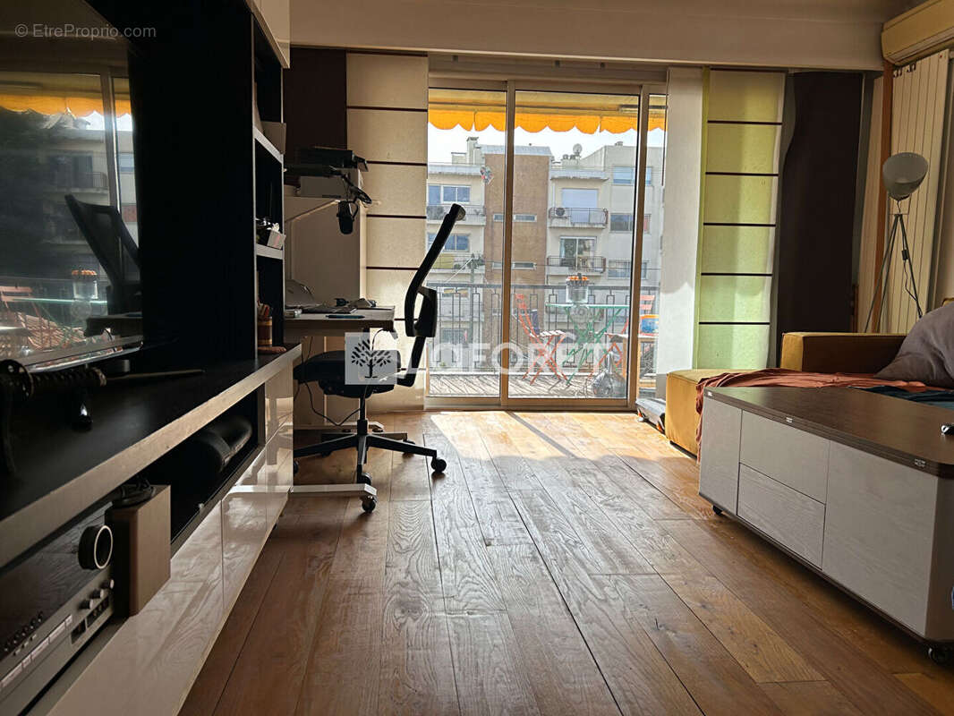 Appartement à SAINT-LAURENT-DU-VAR