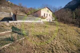 Maison à SAINTE-CROIX-DU-VERDON