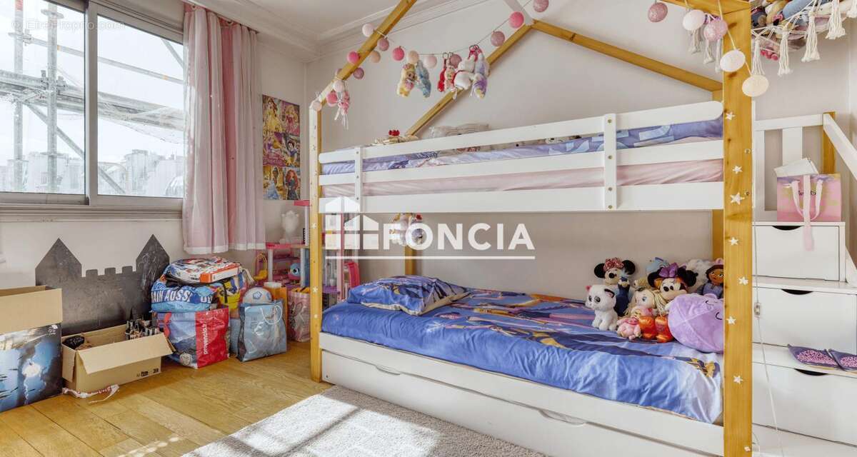 Appartement à PARIS-16E