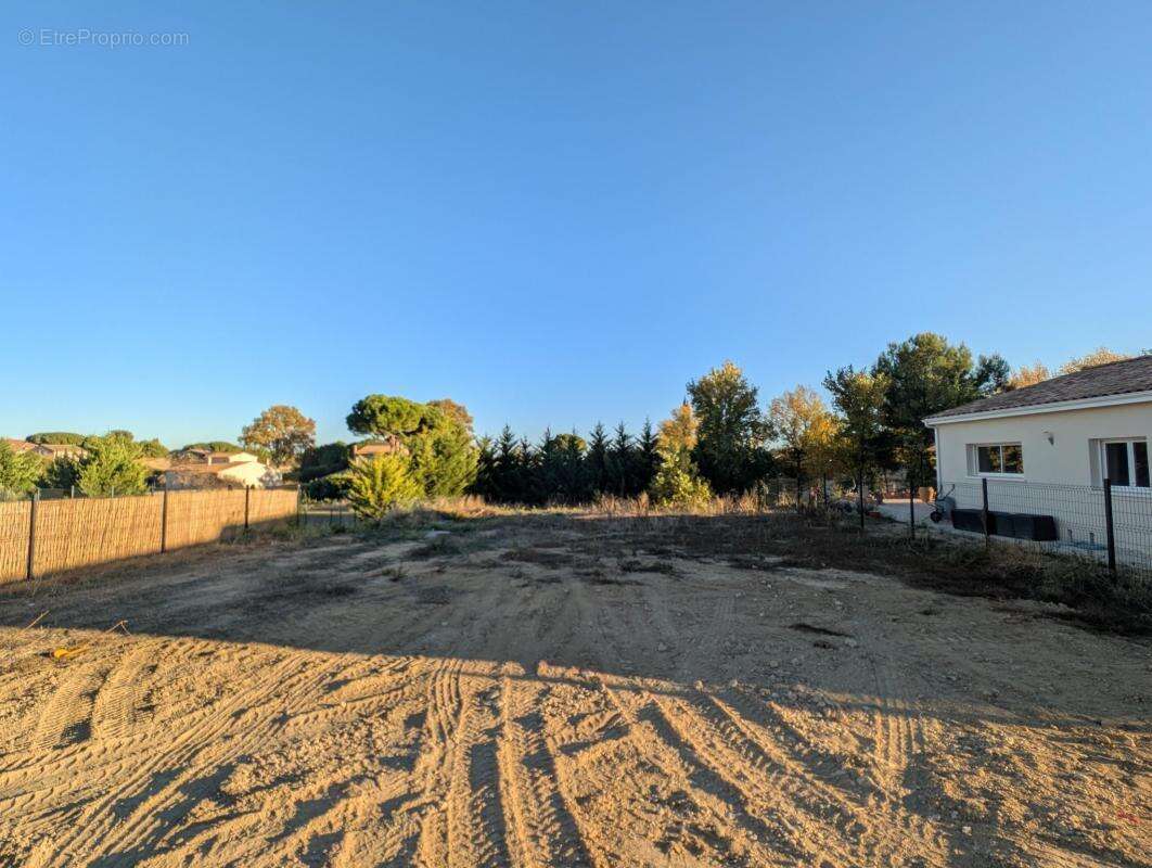 Terrain à POUZOLLES