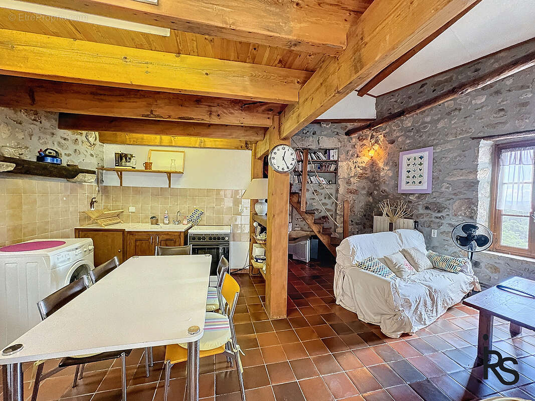 Dans un hameau typique, un ensemble immobilier de 3 maisons avec 8300 m2 de terrain et une vue splendide. - photo 27