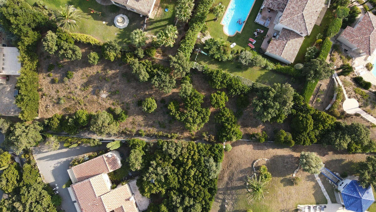 Terrain à LES ISSAMBRES