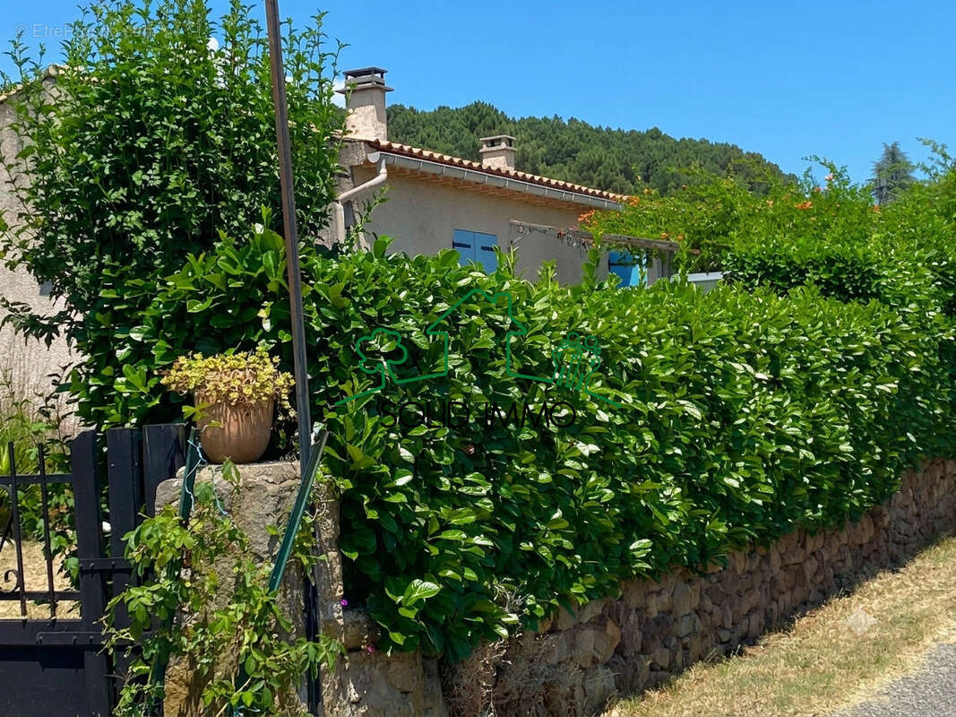 Charmante villa de plain-pied avec jardin verdoyant et double garage - photo 9