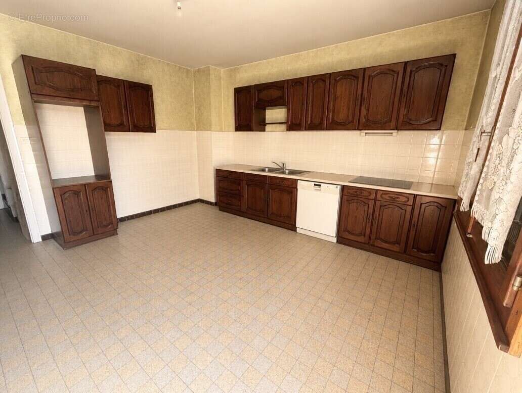 Maison 227 m² à Saint-Jean-De-Gonville  - photo 2