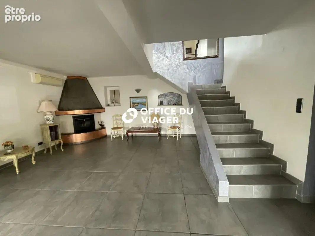 Maison - 5 pièces - 210 m² - photo 4