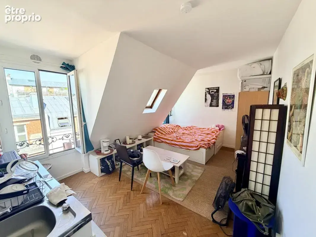 Paris 10ᵉ – Studio de charme – Dernier étage – Vue dégagée sur les toits de Paris - photo 3