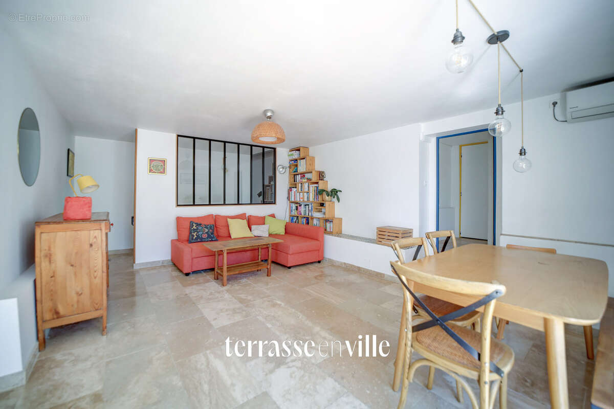 Appartement à CEYRESTE