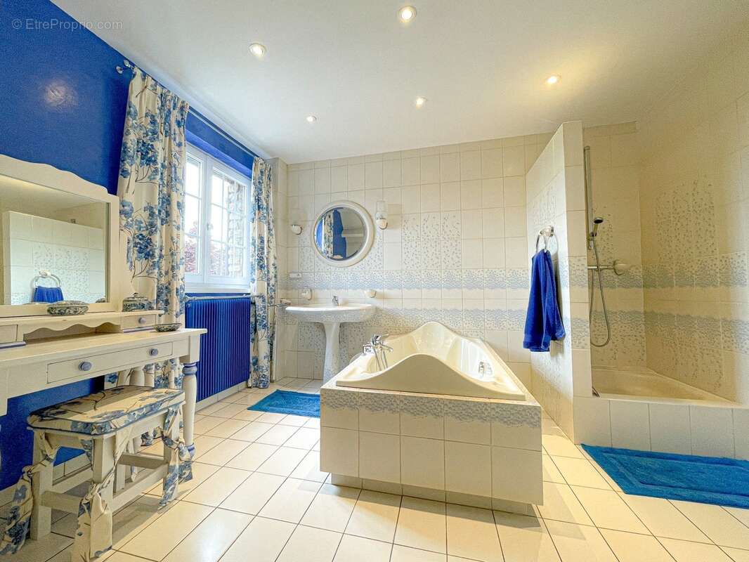 Dpt Pas-De-Calais(62) , à vendre propriété P(8) de 304m2 , terrain de 3000m2 ,double garages, véranda , pergola , cave à vins - photo 21