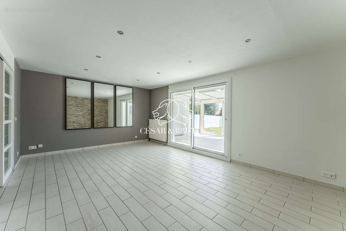 Maison 128 m² à Charvieu-Chavagneux  - photo 2