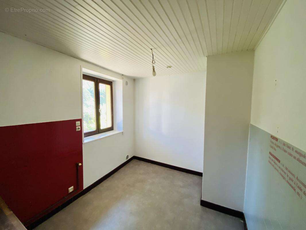 Maison à LA TOUR-DE-SALVAGNY