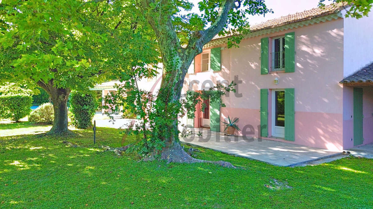Noves : Mas avec oliviers, piscine et annexes - photo 2