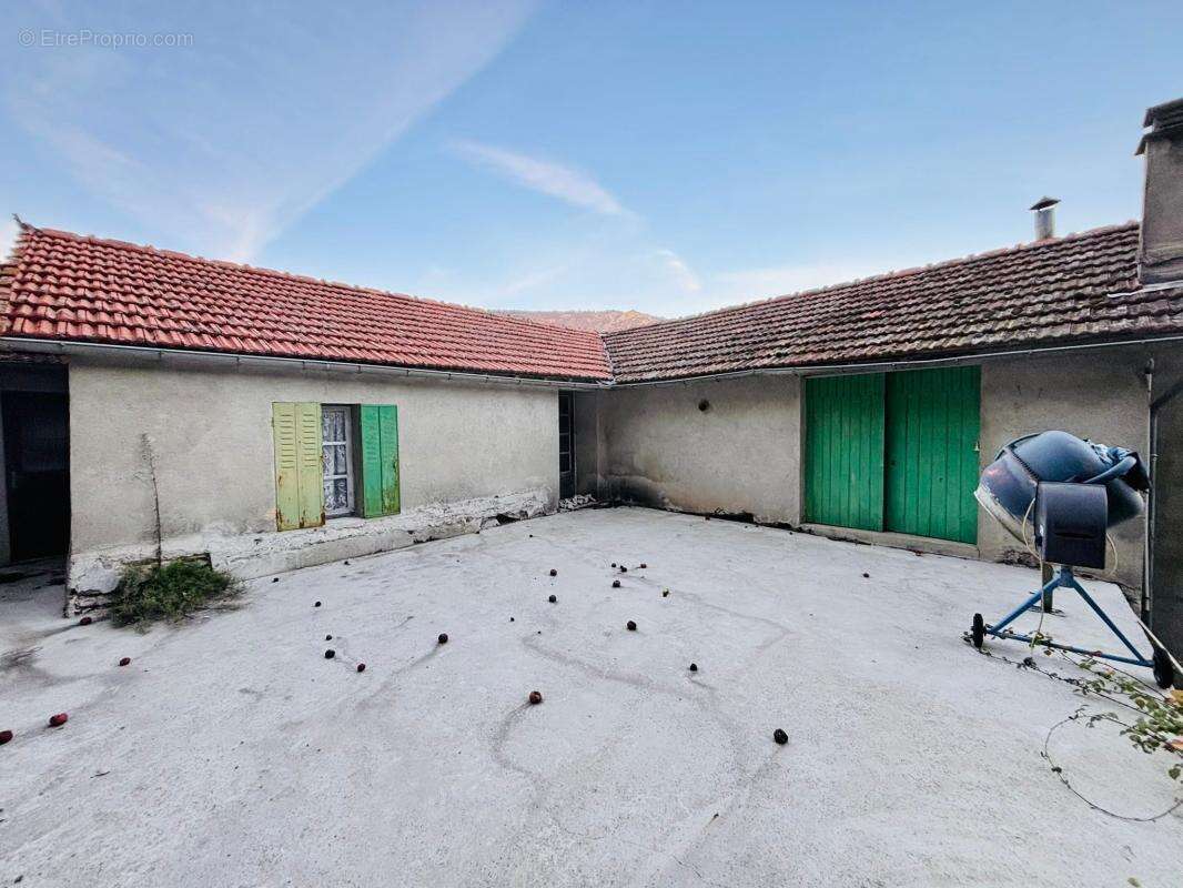 Maison à PIED-DE-BORNE