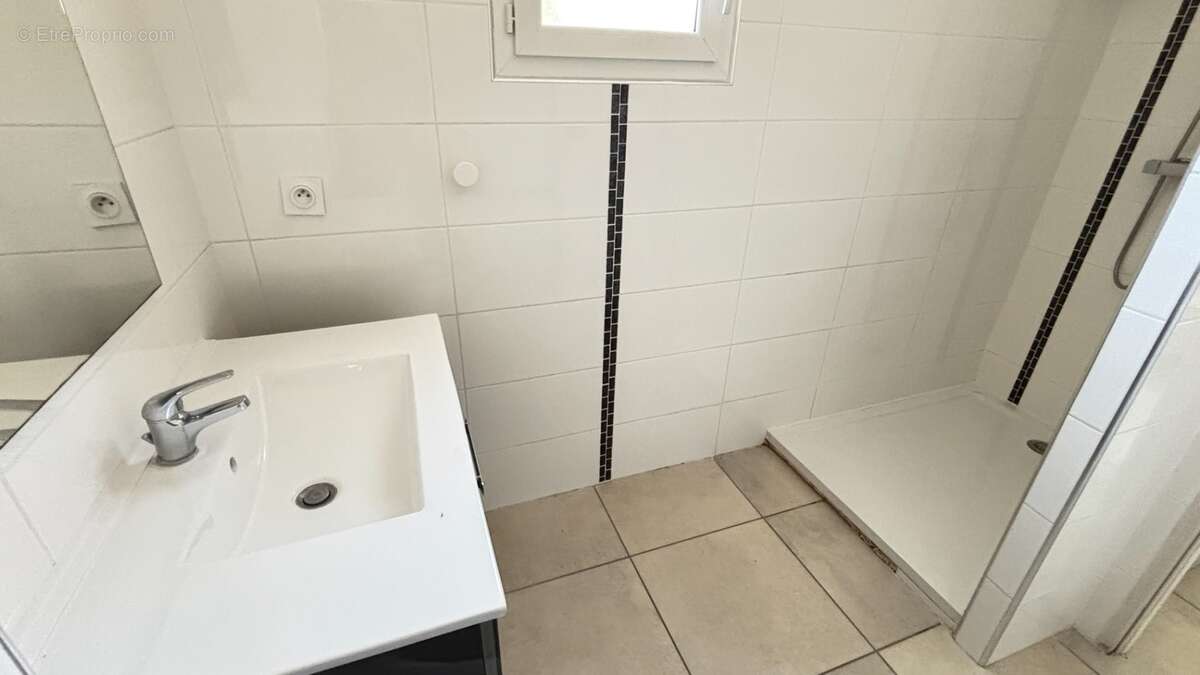 À vendre – Belle maison T4 avec piscine, jardin et terrasse - photo 11
