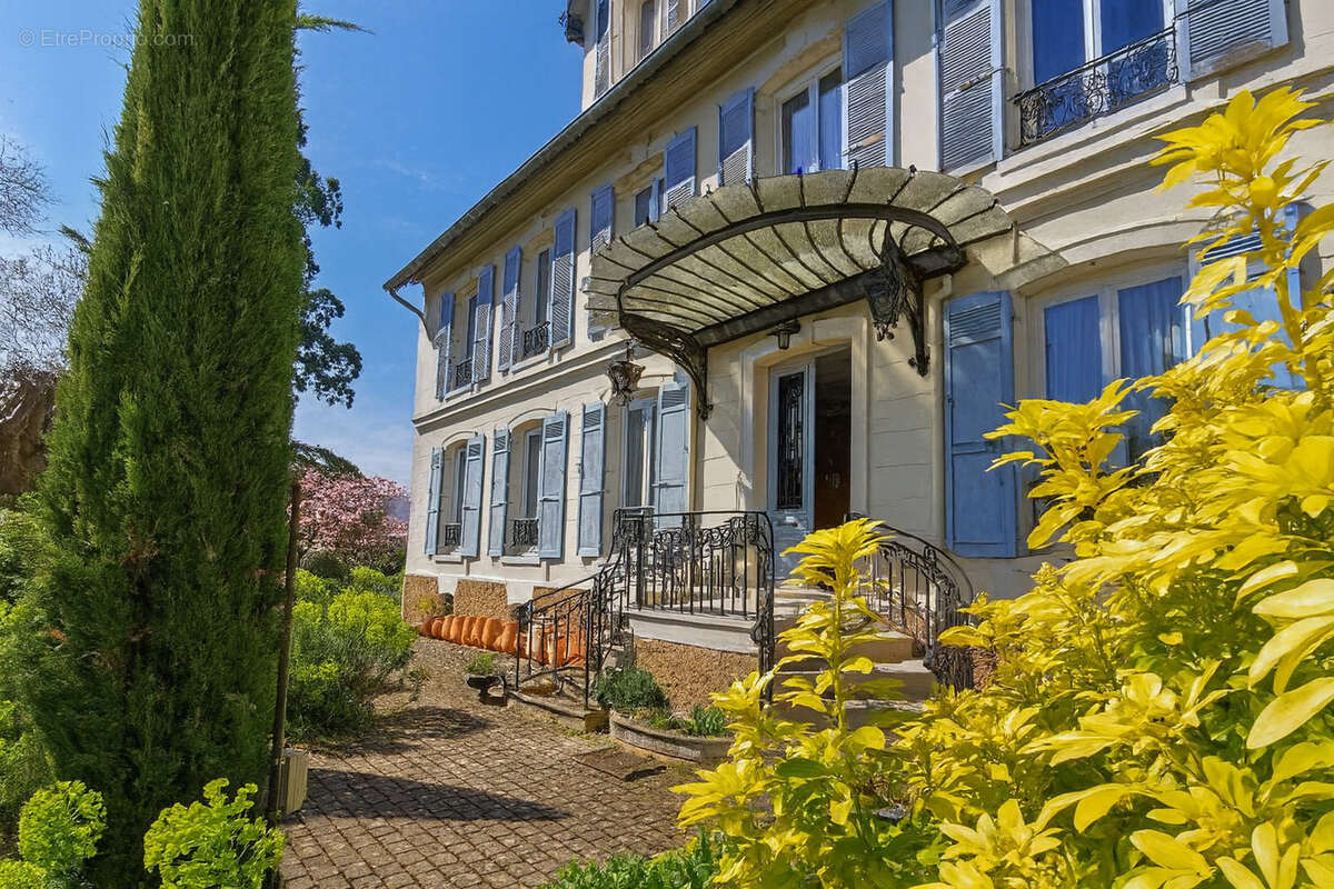 Maison à MANDRES-LES-ROSES