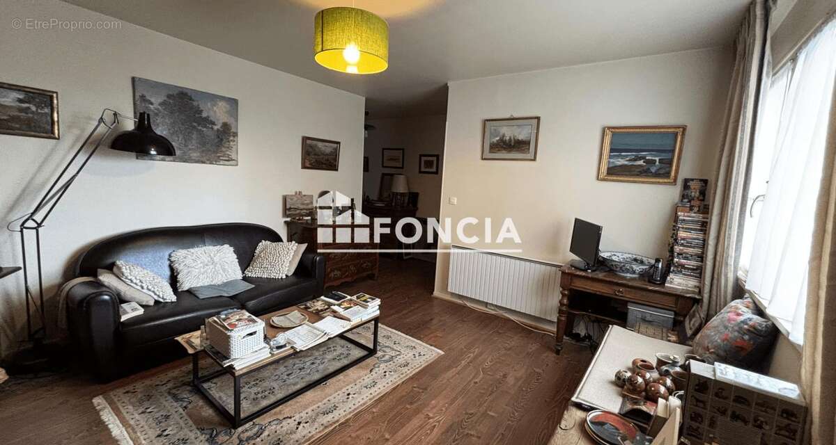 RESIDENCE DE LA HAUTE CROIX - Appartement avec balcon cave et parking - photo 4