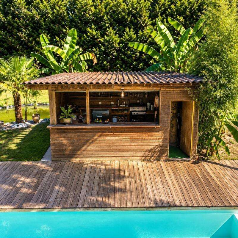 Et si votre prochain coup de cœur se trouvait ici ? Entre piscine, jacuzzi, espaces de réception et environnement boisé, cette p - photo 3