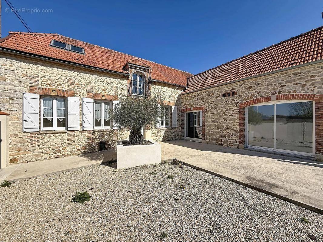 Maison à FONTAINE-MACON