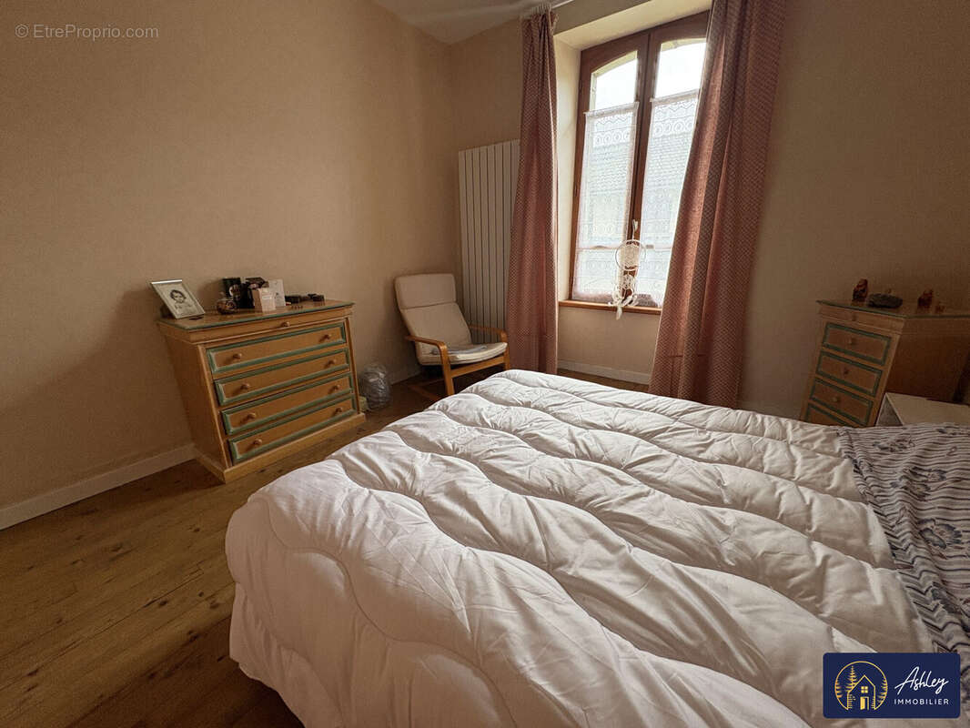 Maison 7 pièces RIOM-ES-MONTAGNES (Cantal) - Maison à RIOM-ES-MONTAGNES