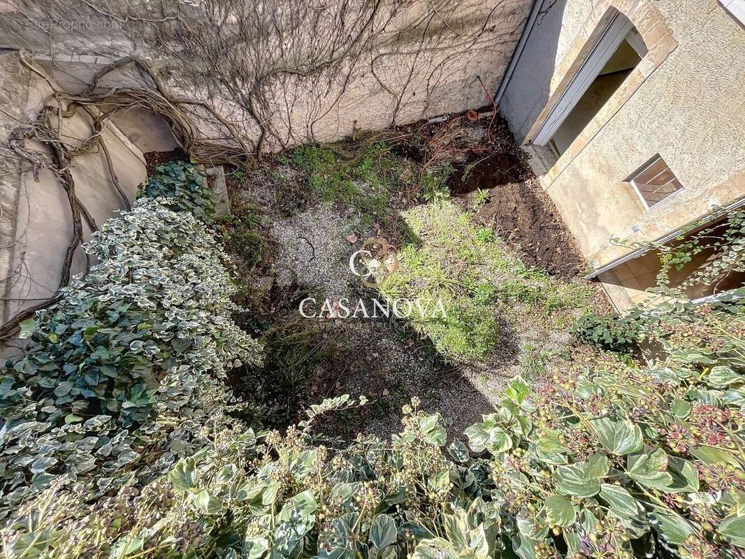 Proche PEZENAS: Belle maison ancienn de caractère avec PATIO intimiste & terrasse. 230 m² hab. + gd GARAGE / atelier. Emplacemen - photo 4