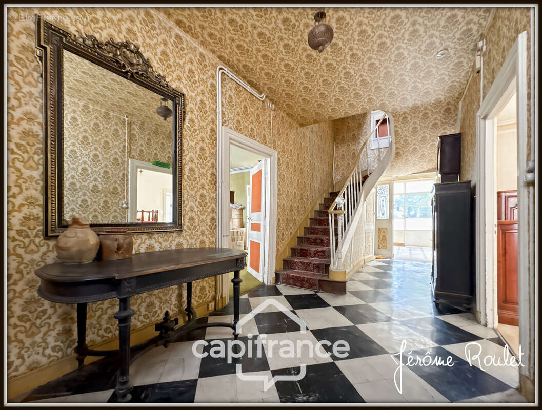 Hyper centre Neuville-de-Poitou – Maison de caractère 305 m² – Jardin, garages et fort potentiel - photo 3