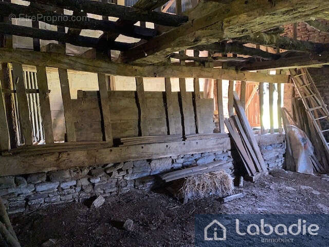  Proximité Brecey, bâtiment en pierres à rénover avec terrain. - photo 8