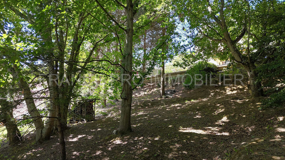 Spacieuse maison familiale de 165 m2 avec 5 chambres, 2 garages et jardin - photo 19