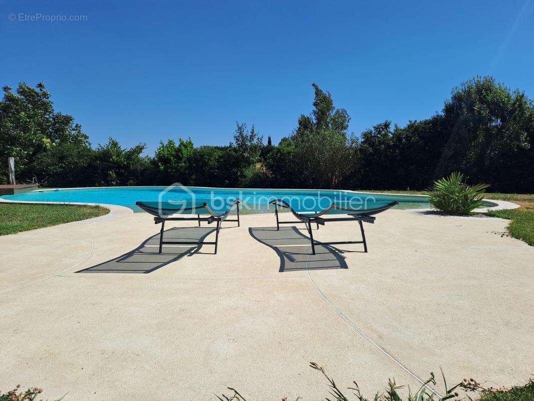 Longère de 275 m² avec dépendances et piscine - photo 2