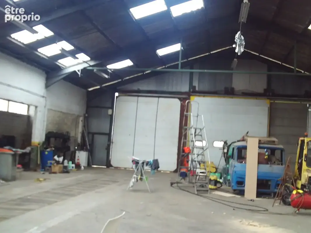 Local d'activités et entrepôt de 1140m² en parpaing et tôles galvanisées - photo 10