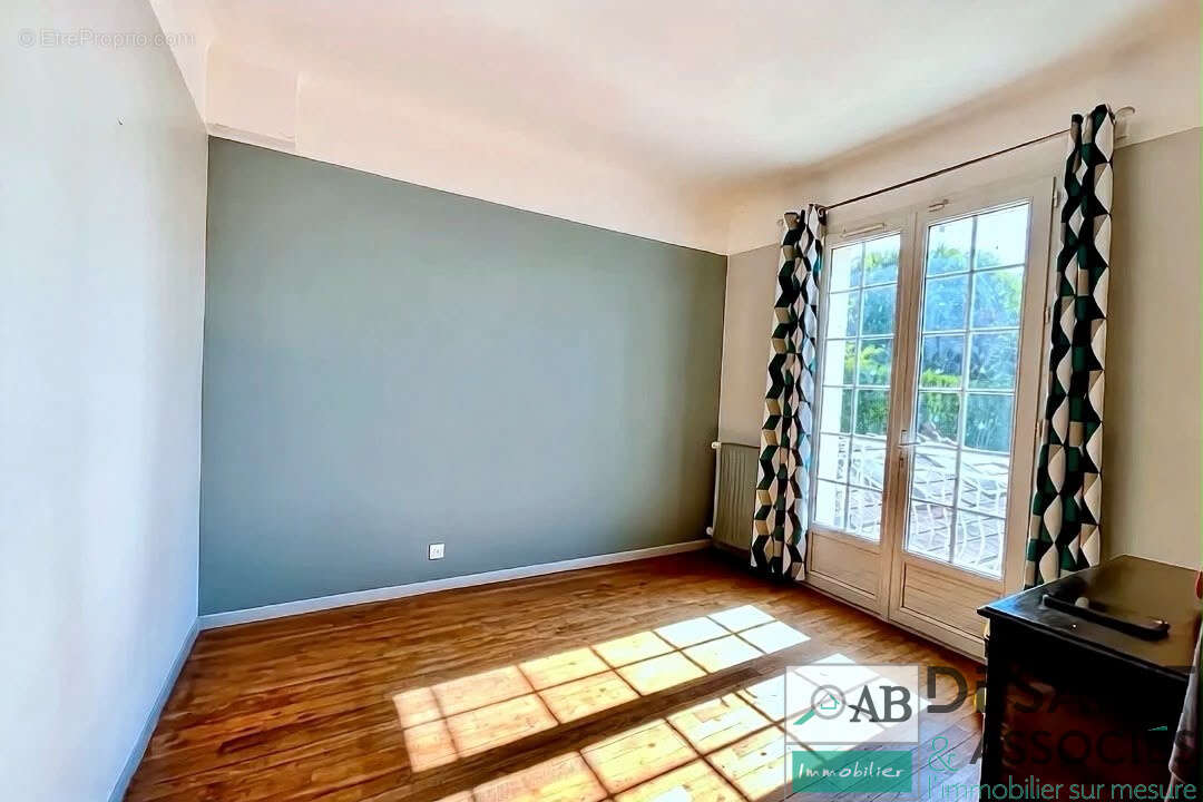 Maison individuelle de 160 m2 avec sous sol, 5 chambres. Terrain de 1000 m2 - photo 7